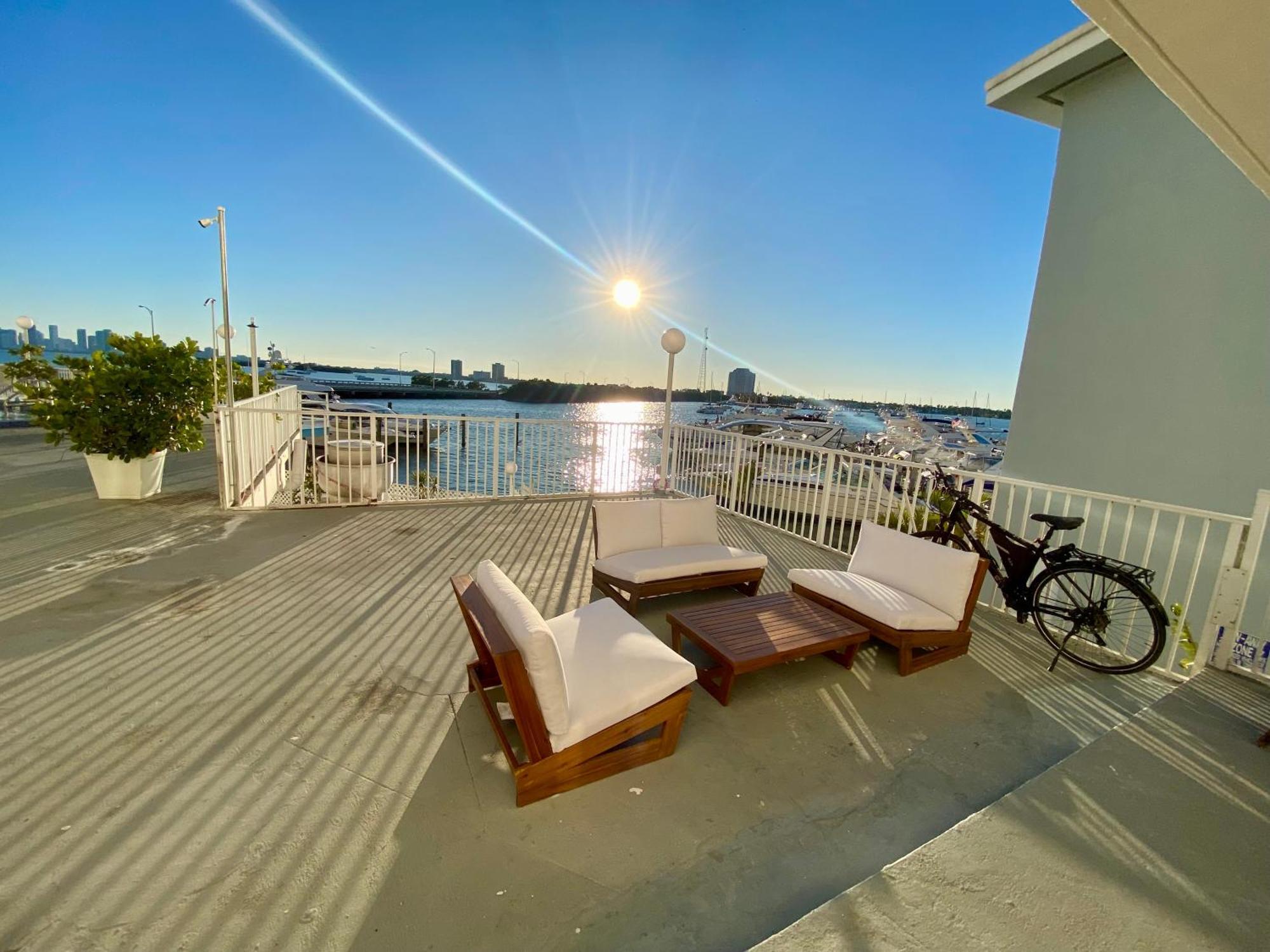 Luxurious Remodeled Direct Waterfront Apartment With Miami Skyline View And Outdoor Terrace Free Parking 5Min Drive To מיאמי ביץ' מראה חיצוני תמונה