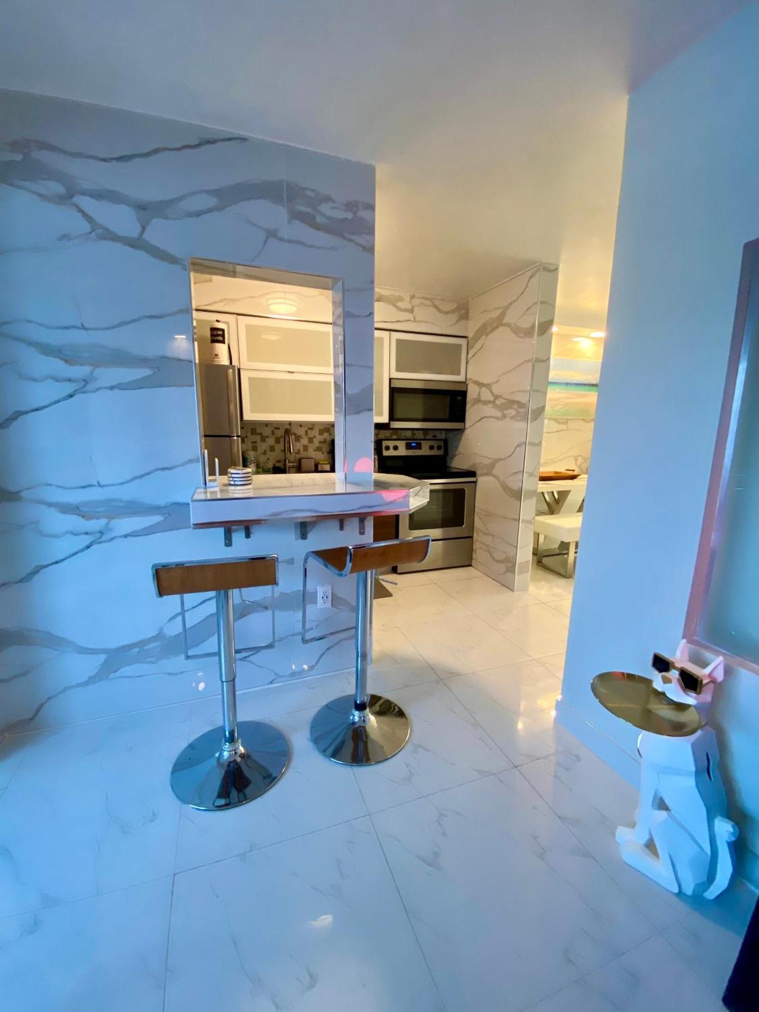 Luxurious Remodeled Direct Waterfront Apartment With Miami Skyline View And Outdoor Terrace Free Parking 5Min Drive To מיאמי ביץ' מראה חיצוני תמונה