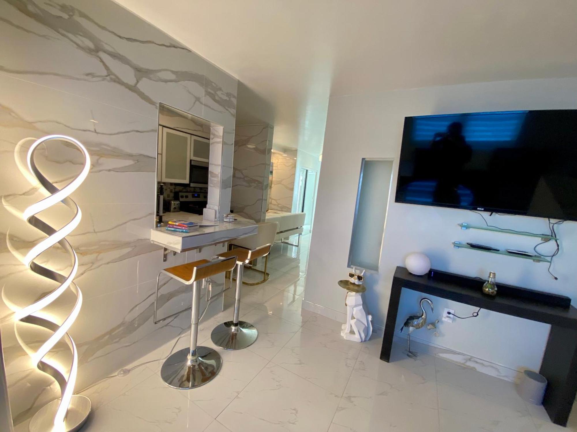 Luxurious Remodeled Direct Waterfront Apartment With Miami Skyline View And Outdoor Terrace Free Parking 5Min Drive To מיאמי ביץ' מראה חיצוני תמונה