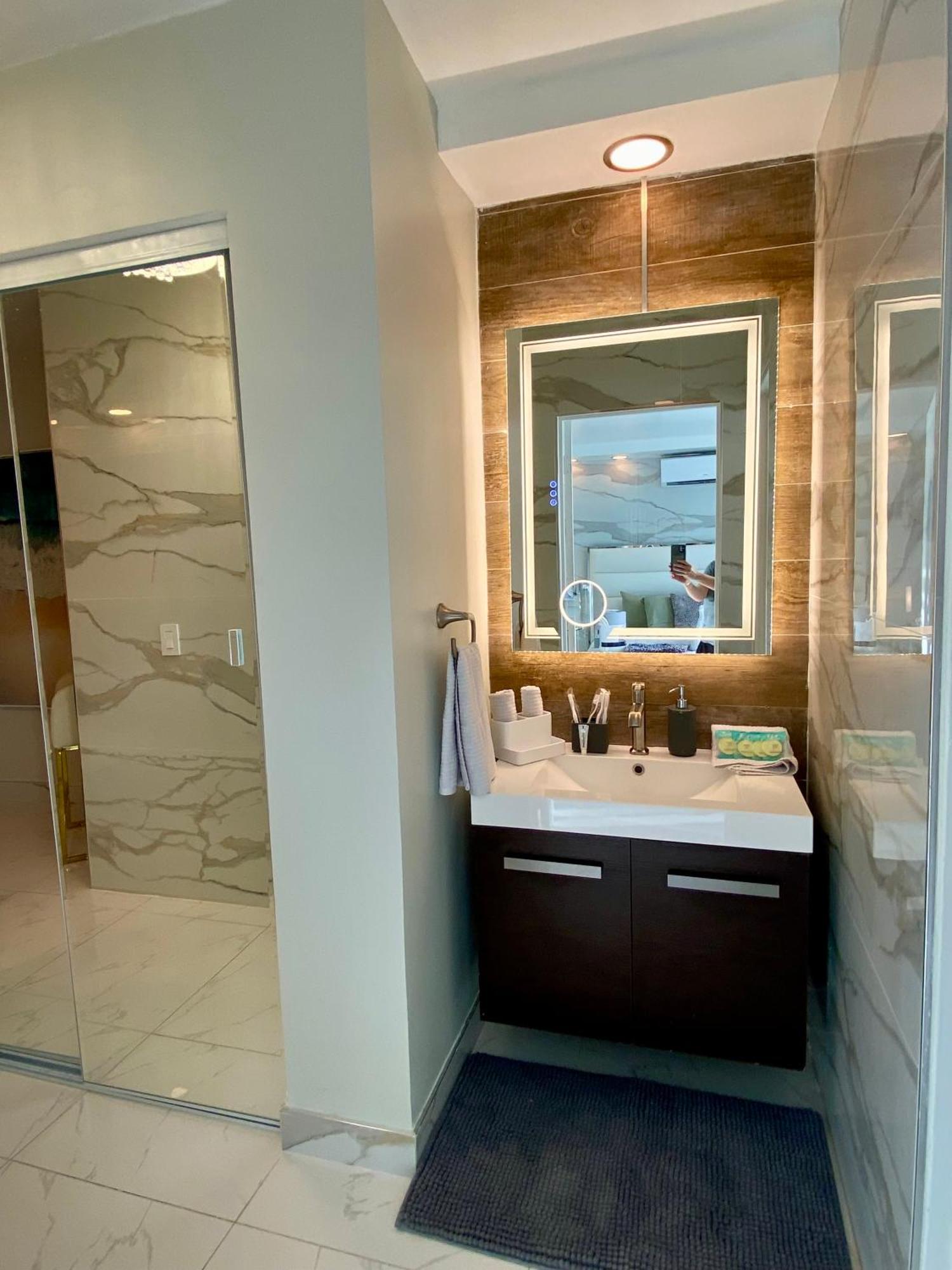 Luxurious Remodeled Direct Waterfront Apartment With Miami Skyline View And Outdoor Terrace Free Parking 5Min Drive To מיאמי ביץ' מראה חיצוני תמונה